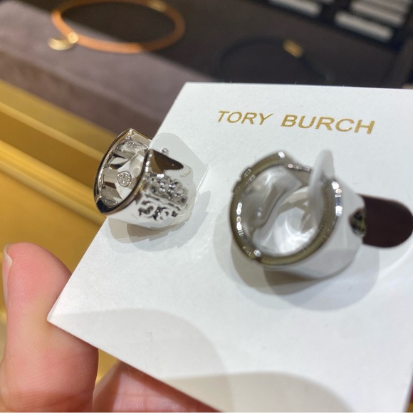 Tory Burch Britten Huggie 134832 Silver